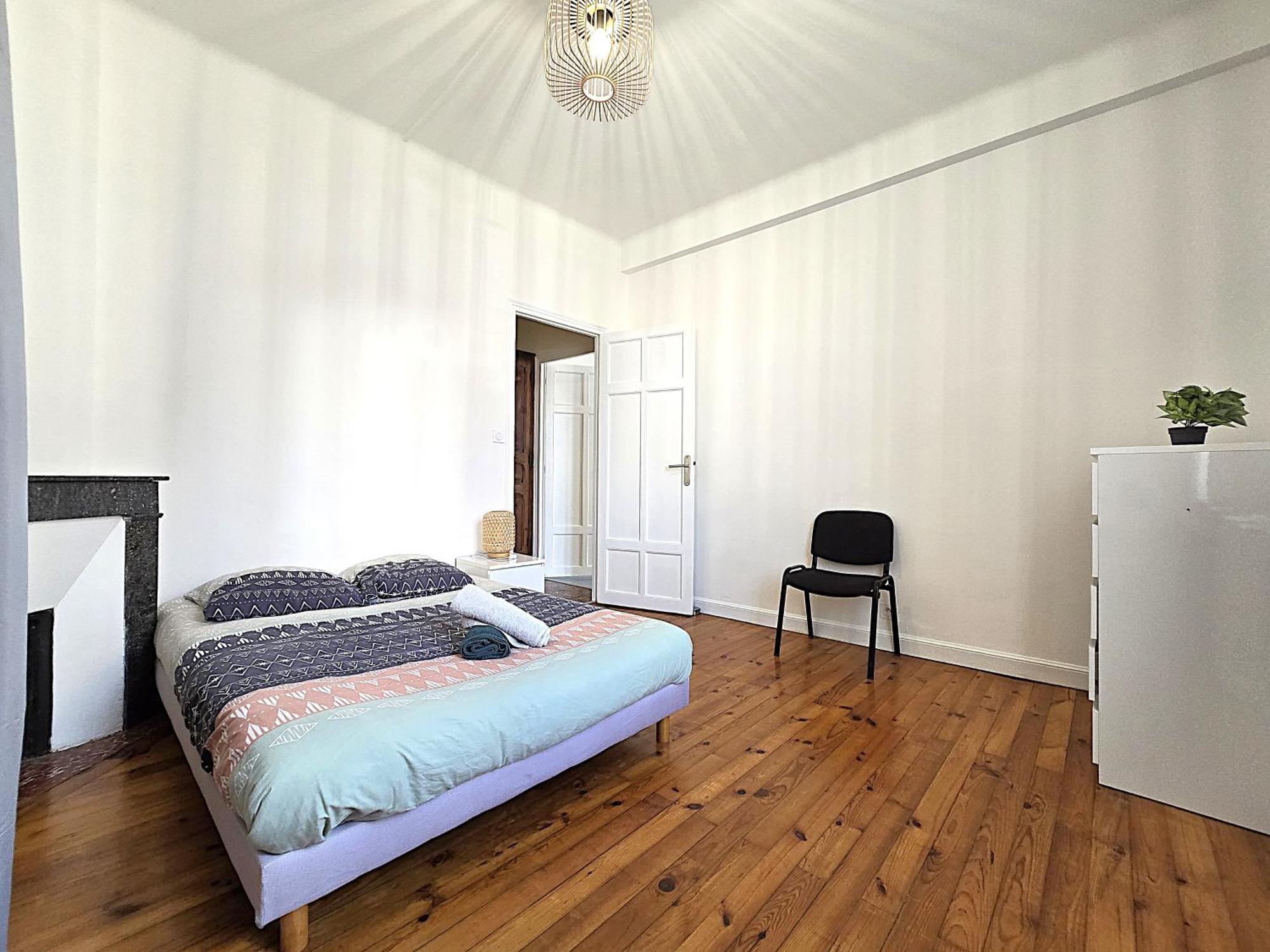 Apartment Le Bout Du Pont - 5 Min A Pied De La Gare Villebourbon Et De L'hypercentre - Vue Sur Pont Vieux - Grande Terrasse - 8 Couchages - 3 Spacieuses - 4 Lits - Places De Stationnement Gratuites Au Pied De L'immeuble