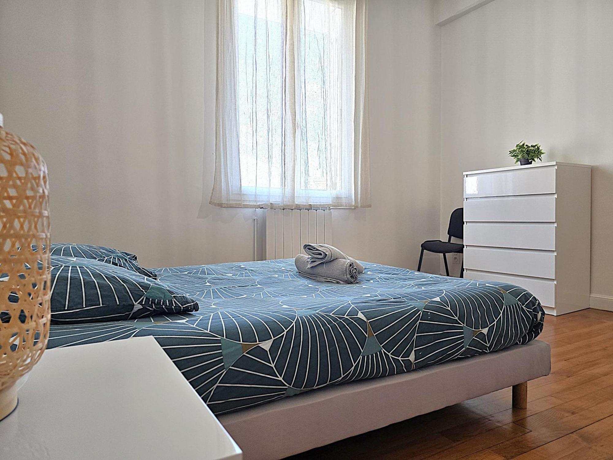 Le Bout Du Pont - 5 Min A Pied De La Gare Villebourbon Et De L'hypercentre - Vue Sur Pont Vieux - Grande Terrasse - 8 Couchages - 3 Spacieuses - 4 Lits - Places De Stationnement Gratuites Au Pied De L'immeuble * Montauban