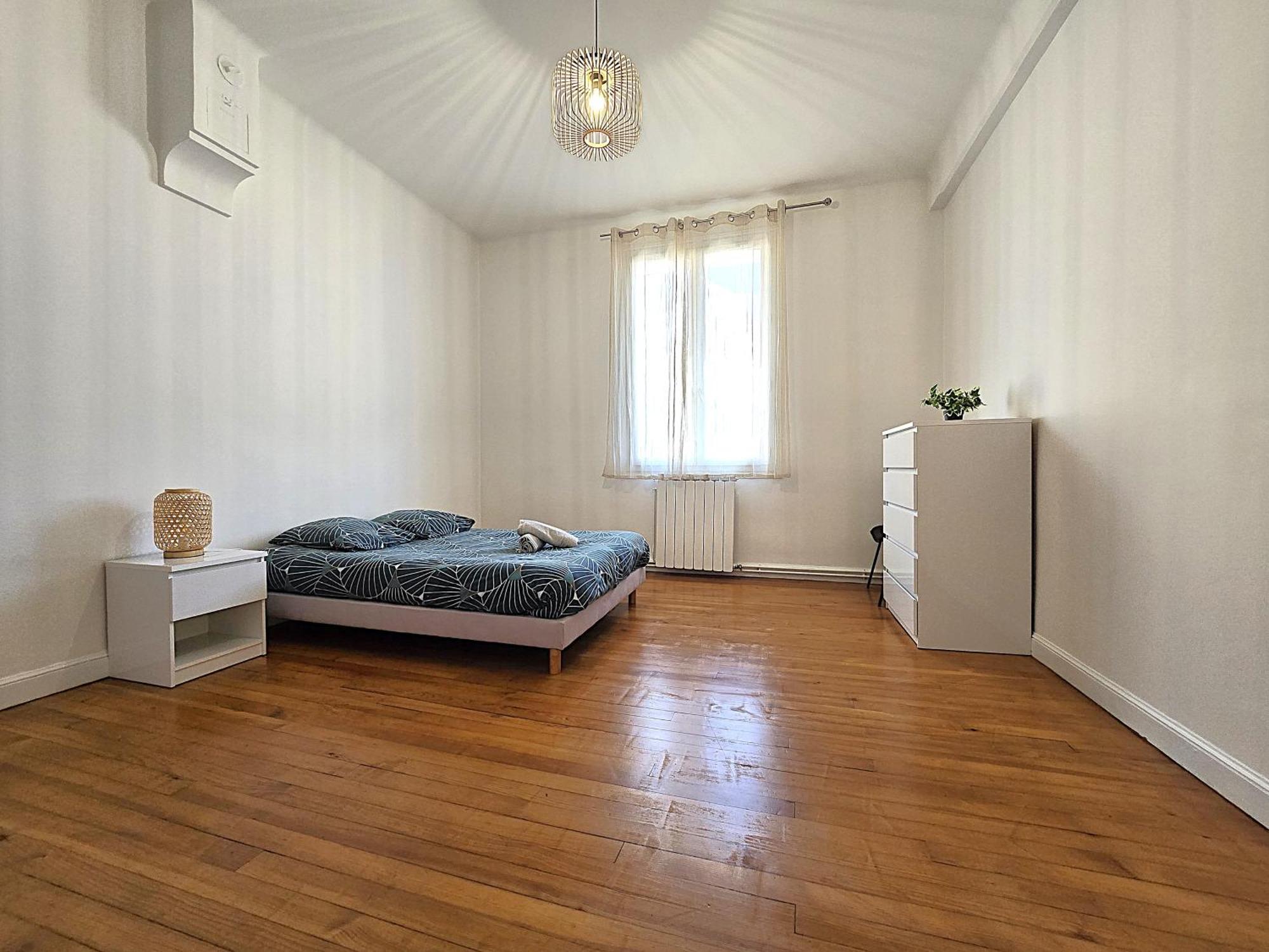 Appartement Le Bout Du Pont - 5 Min A Pied De La Gare Villebourbon Et De L'hypercentre - Vue Sur Pont Vieux - Grande Terrasse - 8 Couchages - 3 Spacieuses - 4 Lits - Places De Stationnement Gratuites Au Pied De L'immeuble *