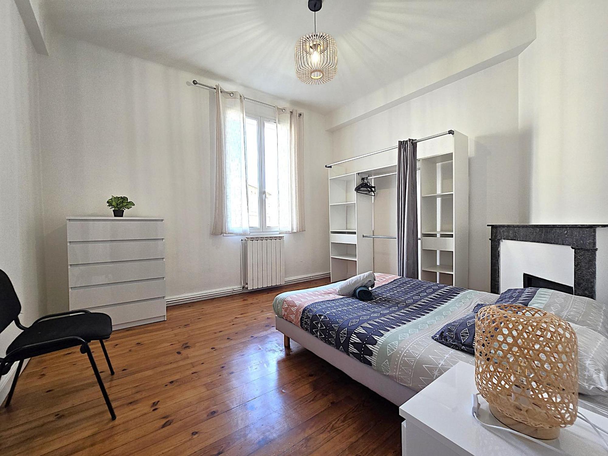Appartement Le Bout Du Pont - 5 Min A Pied De La Gare Villebourbon Et De L'hypercentre - Vue Sur Pont Vieux - Grande Terrasse - 8 Couchages - 3 Spacieuses - 4 Lits - Places De Stationnement Gratuites Au Pied De L'immeuble