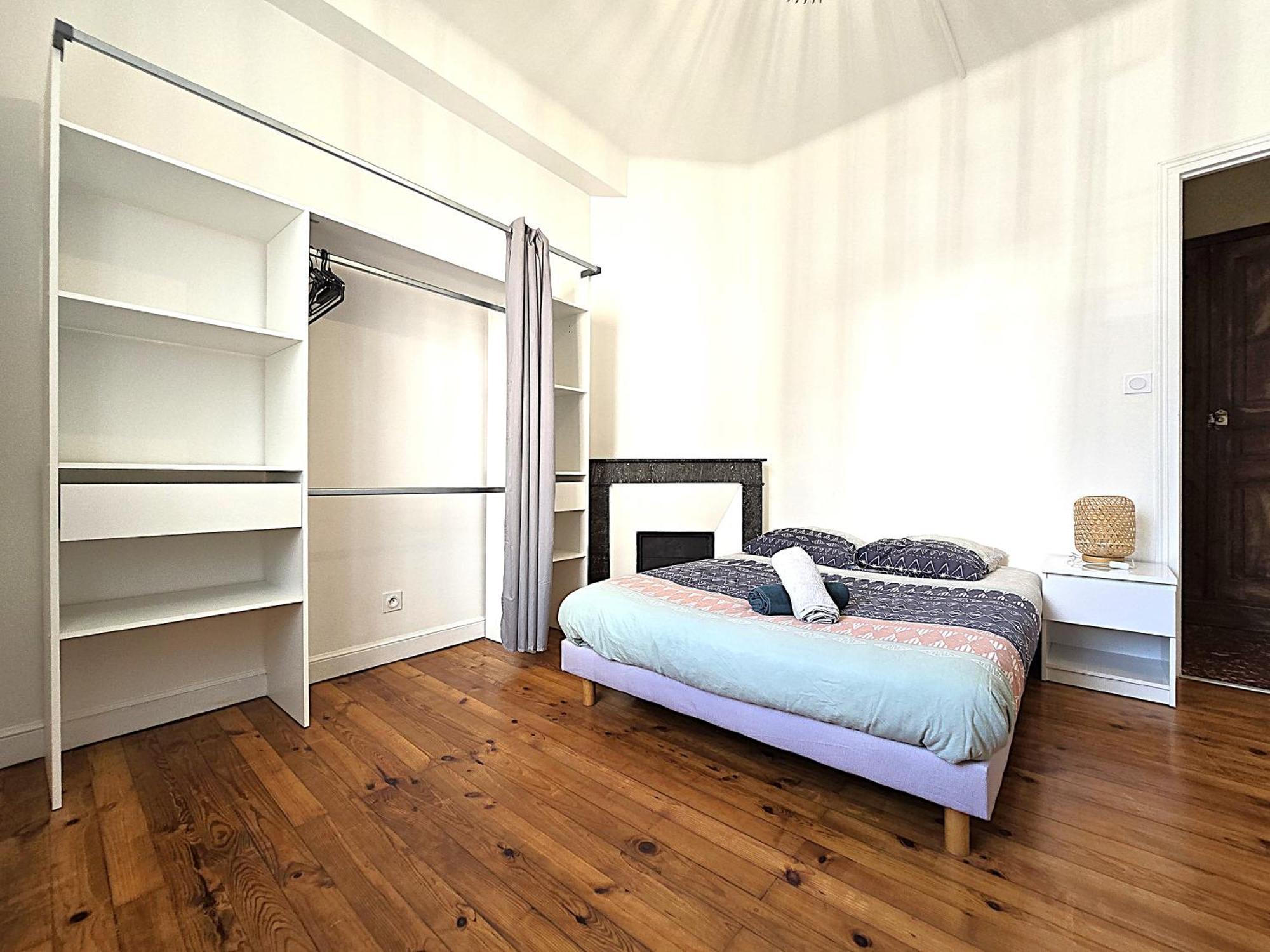 Le Bout Du Pont - 5 Min A Pied De La Gare Villebourbon Et De L'hypercentre - Vue Sur Pont Vieux - Grande Terrasse - 8 Couchages - 3 Spacieuses - 4 Lits - Places De Stationnement Gratuites Au Pied De L'immeuble Appartement *